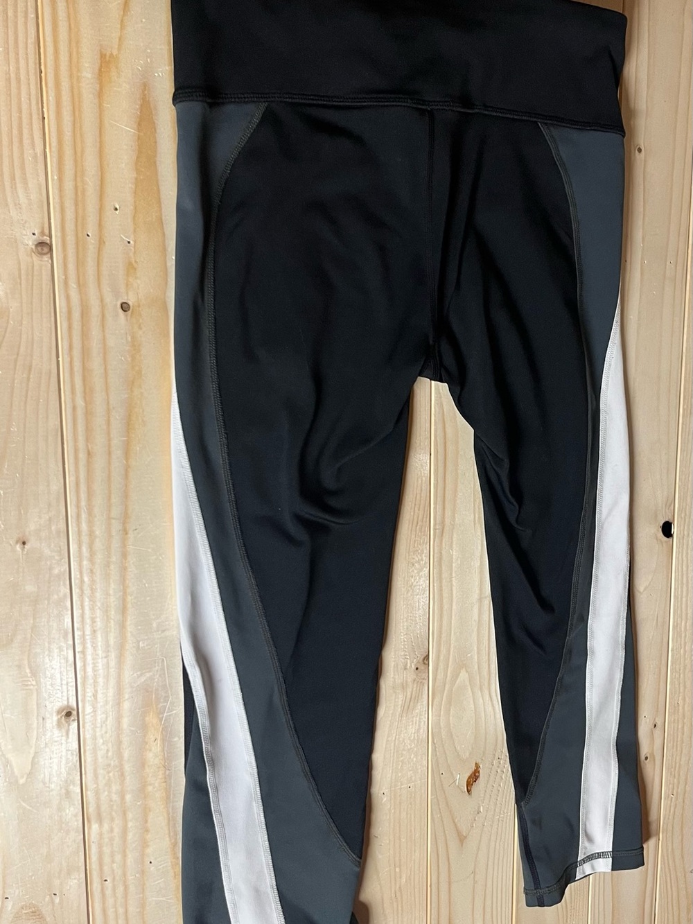GAPfit Black Gray and White Colorblock Leggings Cropped Sz Small